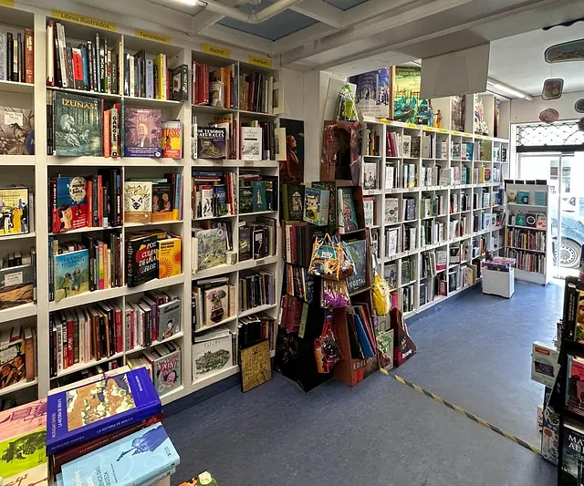 Interior librería estanterias con libros